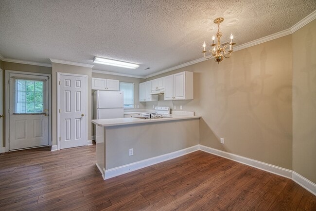 Building Photo - Freshly Renovated 2 BR, 2.5 BA Townhome Ce...