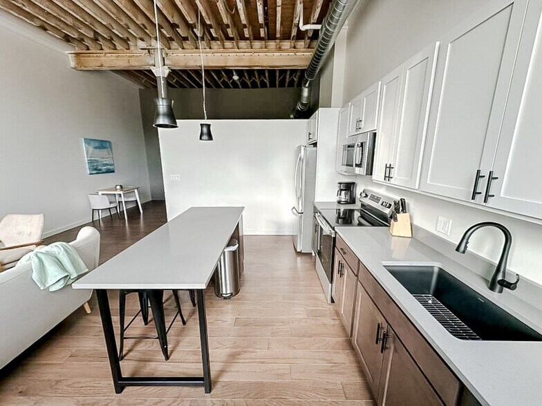 Building Photo - 403 W 4th St N