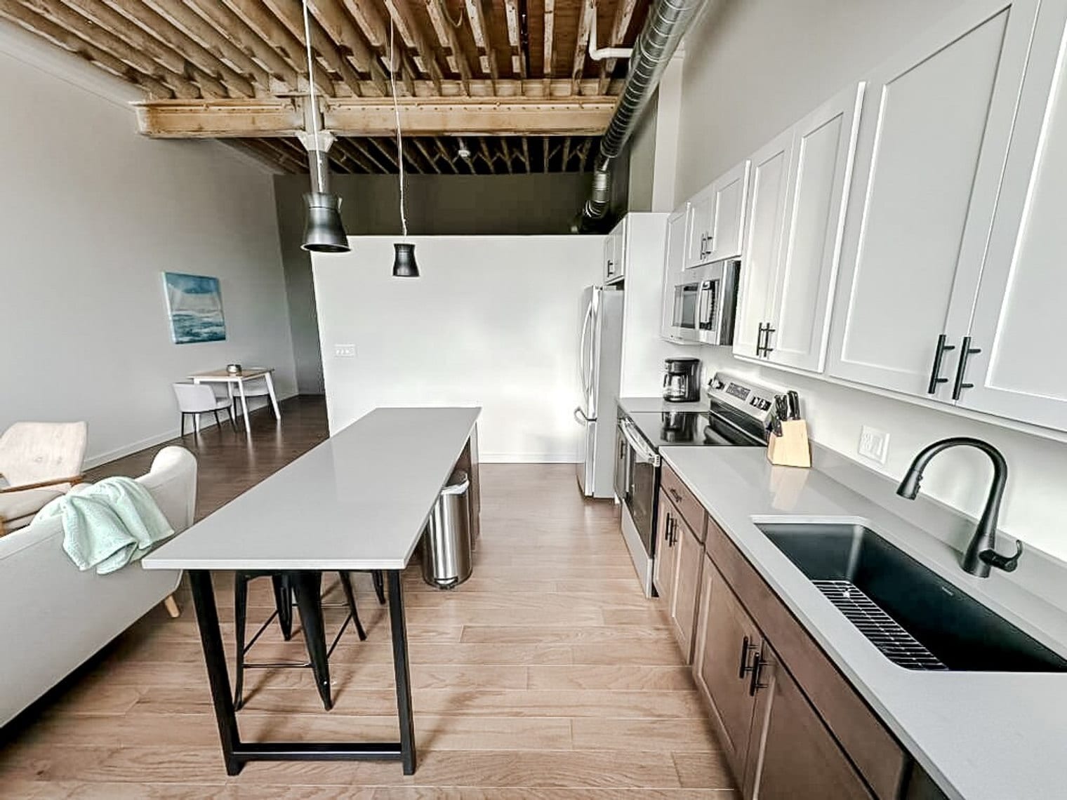 Building Photo - 403 W 4th St N