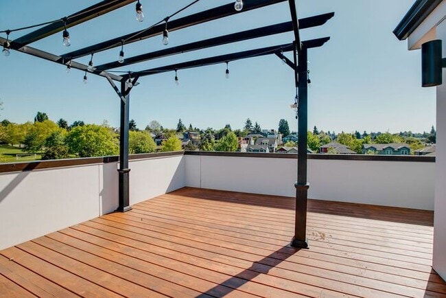 Building Photo - Air Conditioned Judkins Parkside Townhome ...