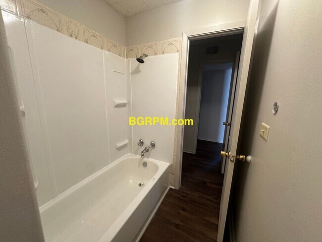 Building Photo - 3 BD, 1 1/2 BA, Home in Sherwood