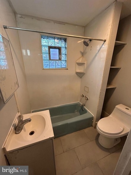 Building Photo - 2728 W Oakdale St