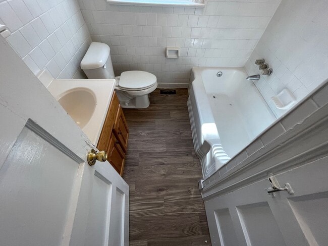 Building Photo - 3 Bedroom House near Carlie C's - Vouchers...