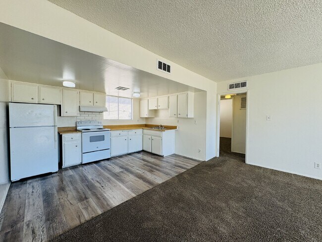 Building Photo - Conveniently Located Downstairs 2 bed, 1 b...