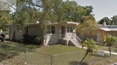 Building Photo - 3 Bedroom 1.5 Bathroom Home For Rent -Corner lot / Fenced