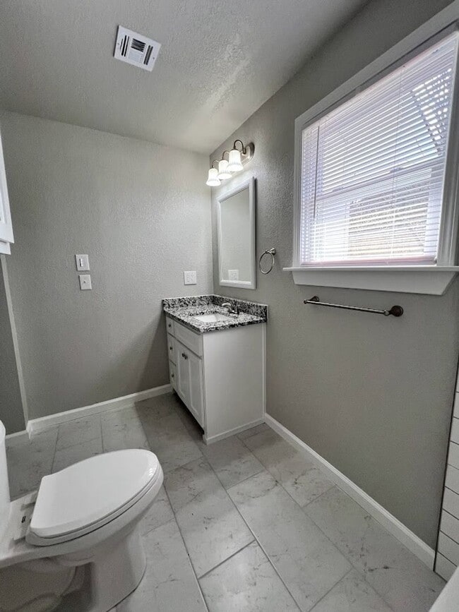Building Photo - Beautifully Renovated 3 Bed, 1 Bath House
