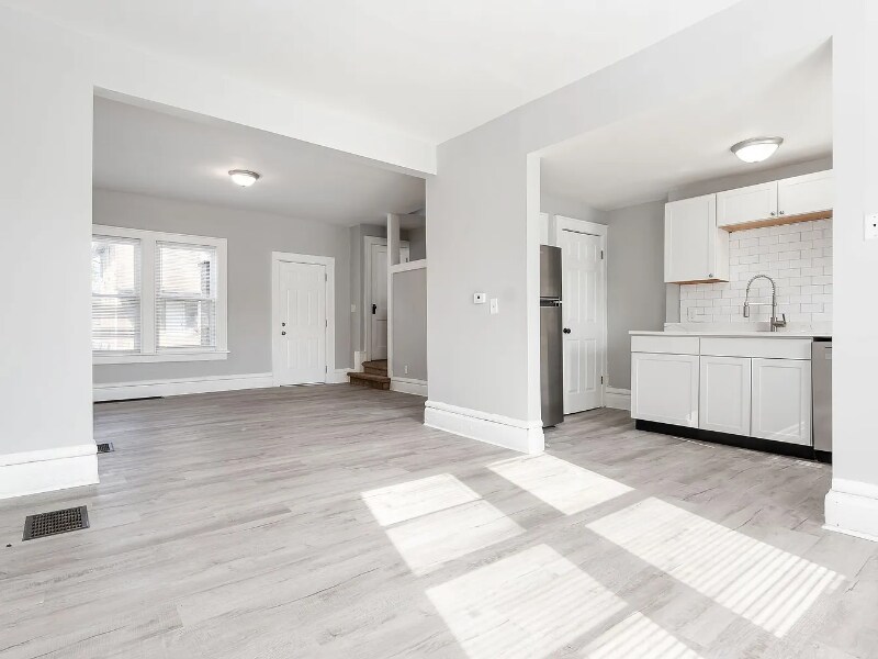 Building Photo - 1095 Stanley Ave