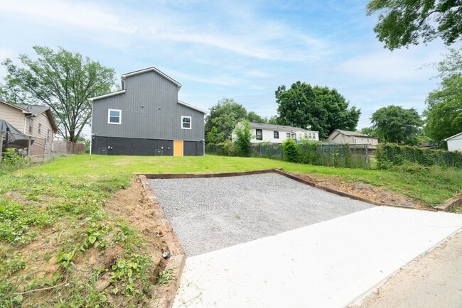 Building Photo - 2642 Summit Ave