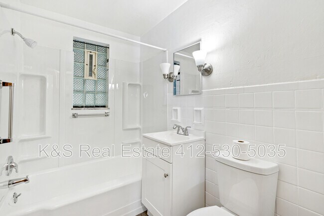Building Photo - 823 Hartman St