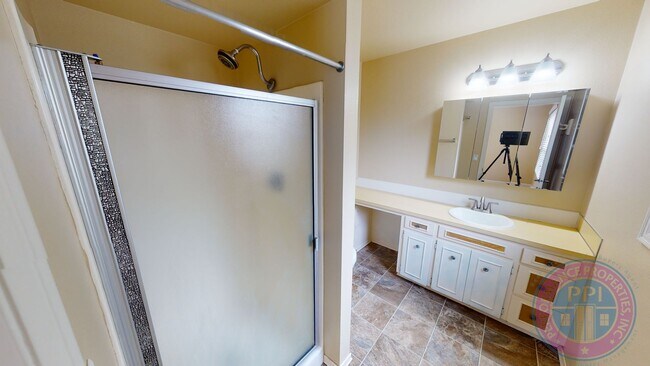 Building Photo - West Linn Hidden Springs Neighborhood / Si...