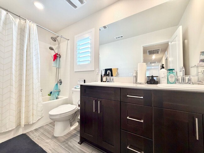 Building Photo - Modern 5 Bedroom 3 Bathroom Home in Tierra Del Sol with INCLUDED Solar & Low-Maintenance Living