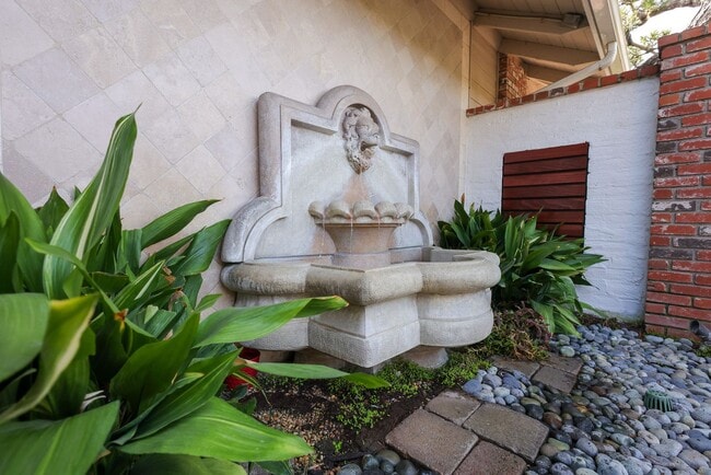 Building Photo - Luxurious Newport Beach Home