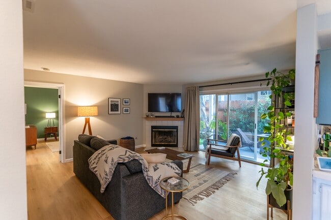 Building Photo - 1304 Palomar Pl