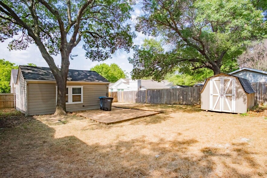 Building Photo - Updated West Fort Worth home with large yard for entertaining