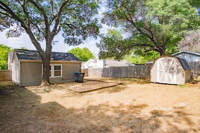 Building Photo - Updated West Fort Worth home with large yard for entertaining