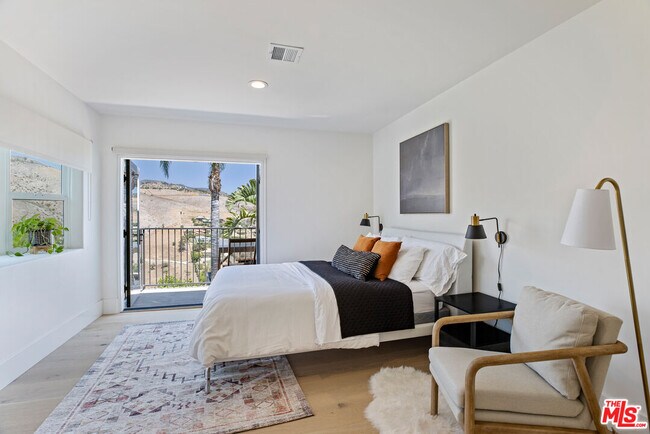 Building Photo - 5868 Zumirez Dr