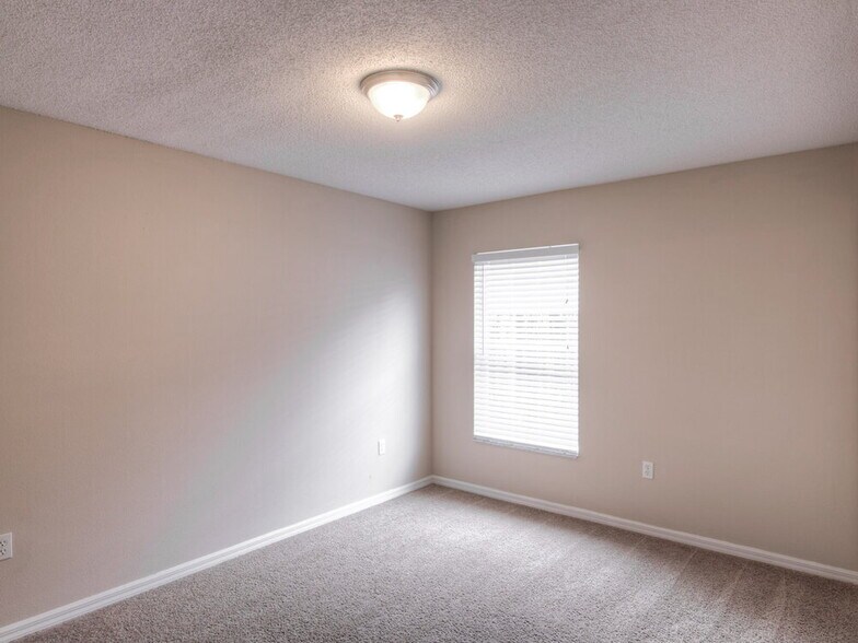 Building Photo - 16041 Wilkinson Dr