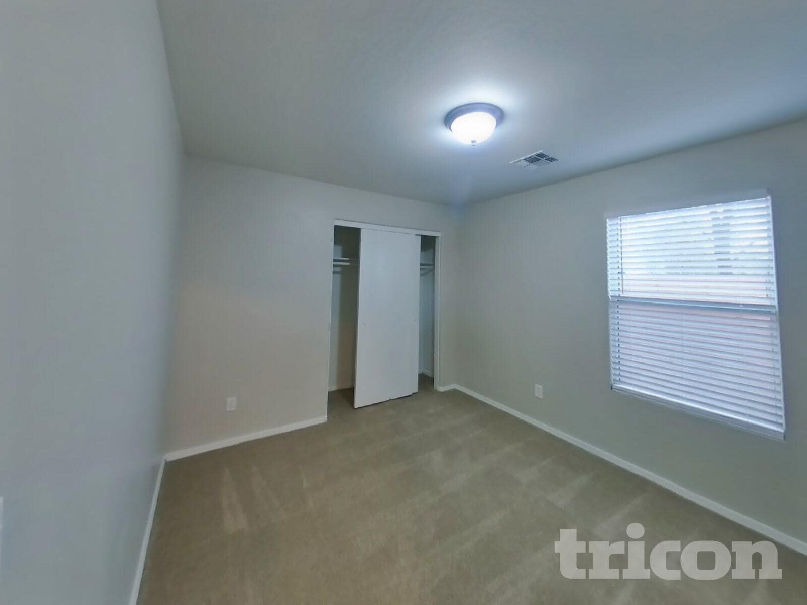 Building Photo - 4005 E La Salle St