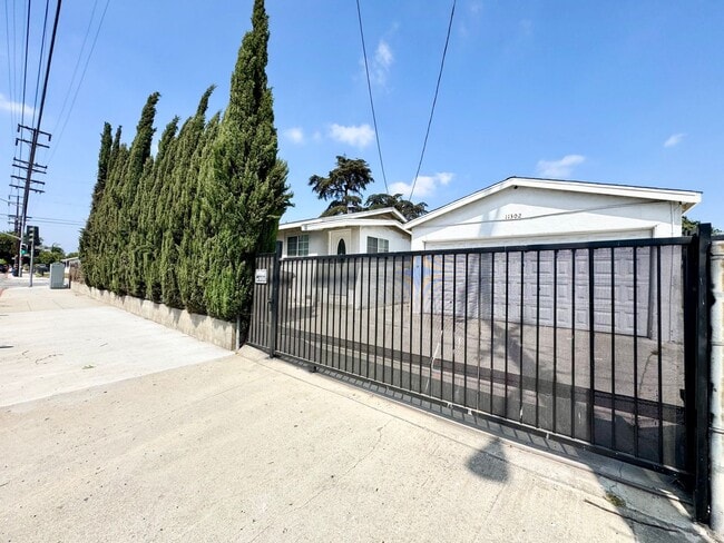 Building Photo - 2 bed 2 bath Single family home with a big...