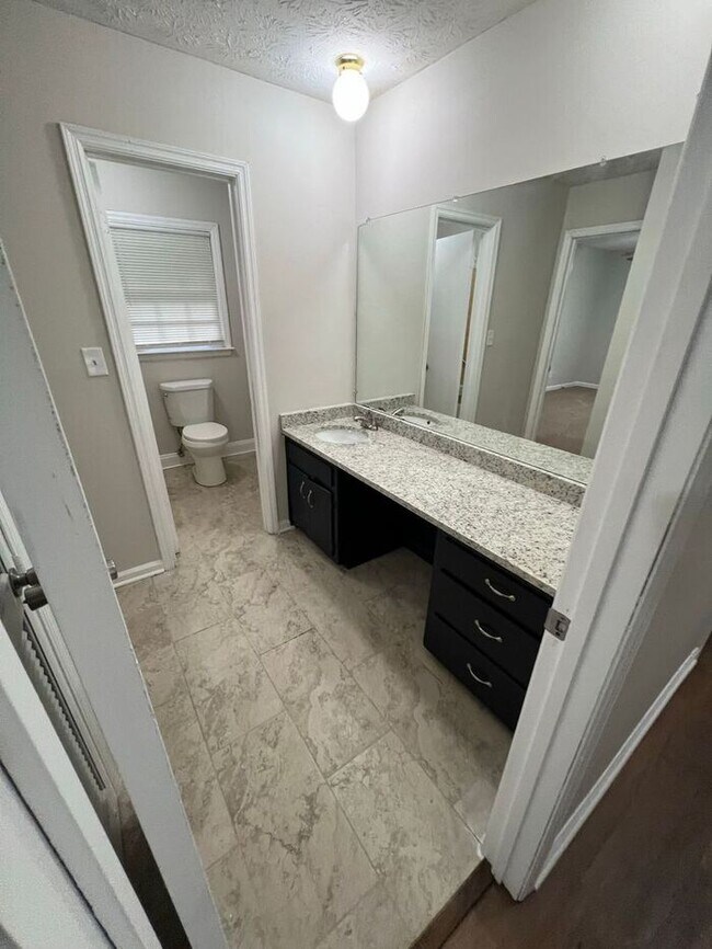 Building Photo - READY NOW!!!! 3 bed 2 bath!