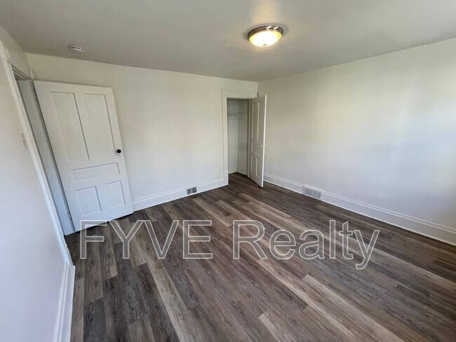 Building Photo - 489 Norton St