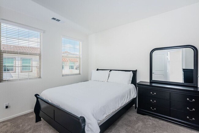 Building Photo - Modern Oceanside Townhome with Resort-Style Amenities