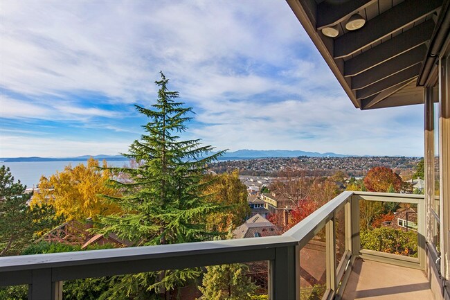 Building Photo - 1415 7th Ave W