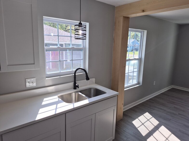 Building Photo - 4858 Sheridan Dr