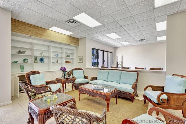 Building Photo - 5061 N Hwy A1A