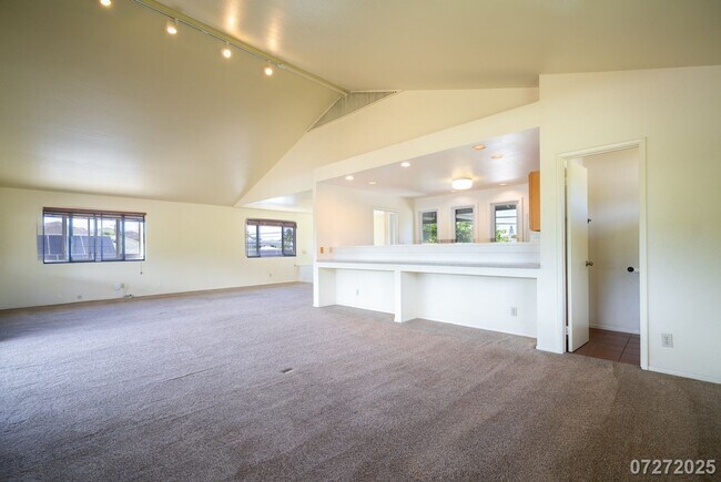 Building Photo - Beautiful and Large 3 bedroom 2.5 bath SFH...