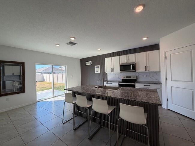 Building Photo - Beautiful 4 bed/3 bath 2 story!