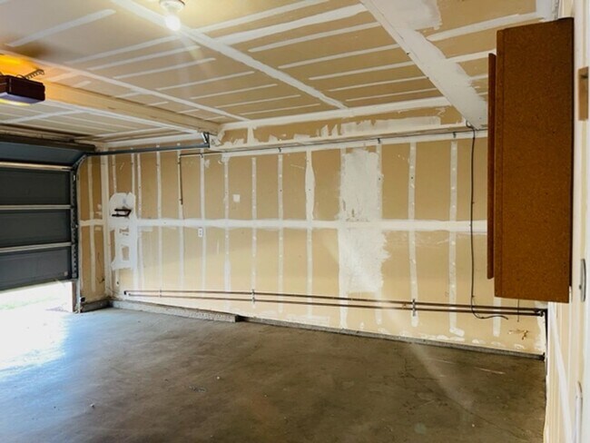 Building Photo - Close to freeway and shopping