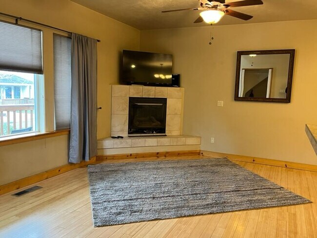 Building Photo - Charming 3 Bed + Loft Row Home in Quiet Neighborhood | 2.5 Baths | 2-Car Garage