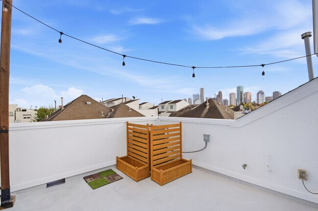 Building Photo - Rooftop Deck with Downtown Views in Sawyer Heights