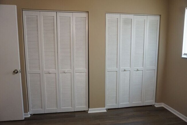 Building Photo - 3/2 townhome Near NAS Jax.