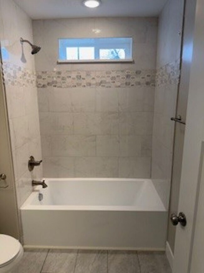 Building Photo - Gorgeous 6-bedroom, 4-bathroom in Charming Salem