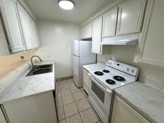 Building Photo - Downstairs 2 Bedroom + 1 Bath McKeon Condo