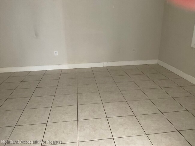 Building Photo - 2121 Lakeview Dr
