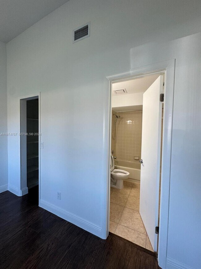 Building Photo - 5763 N Park Rd