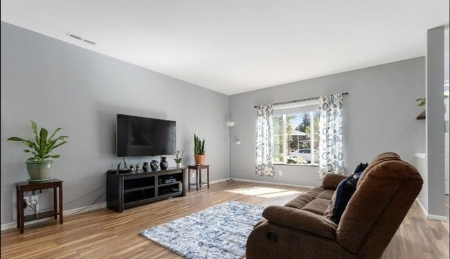 Building Photo - Large 4 bedroom home-Pet friendly!