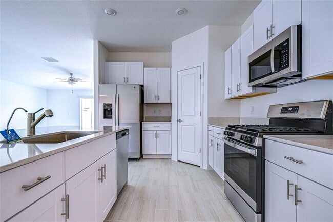 Building Photo - 8879 Little Bluestem Dr