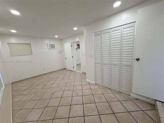 Building Photo - 561 W 39th St