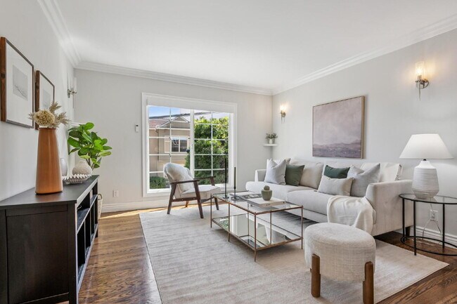 Building Photo - Beautiful 3 Bedroom 2 Bathroom Single Fami...