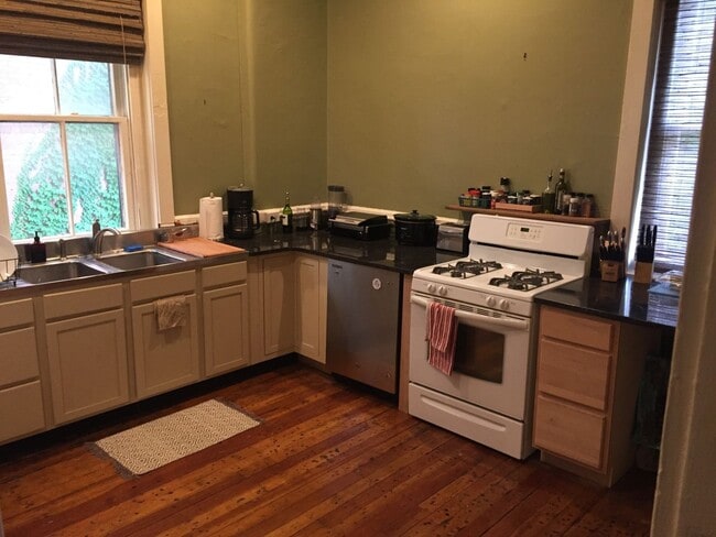 Building Photo - Saint James Ct