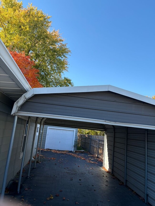 Building Photo - Newly remodeled 2-bedroom, 1-bathroom home...