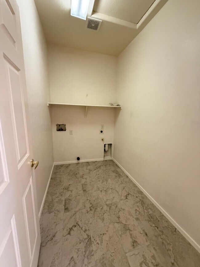 Building Photo - 4613 Bay Cir