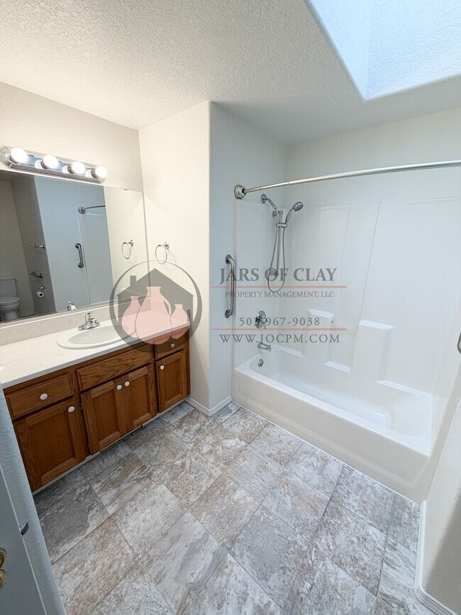 Building Photo - Beautiful Well Cared for West Salem Home