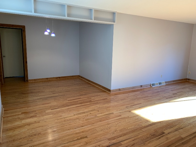 Building Photo - 225 Teeters Ct