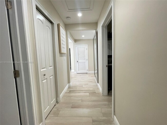 Building Photo - 557 De Leon Dr
