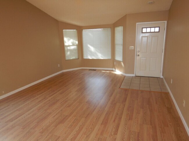 Building Photo - Cute 4 bedroom home in Silver Shores